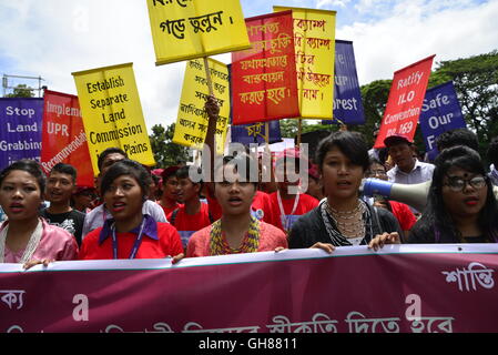 Dhaka, Bangladesch. 9. August 2016. Bangladeshi indigenen Menschen versammeln sich auf einer großen Kundgebung anlässlich des internationalen Tages der indigenen Völker der Welt in Dhaka, Bangladesch. Am 9. August 2016 Credit: Mamunur Rashid/Alamy Live-Nachrichten Stockfoto