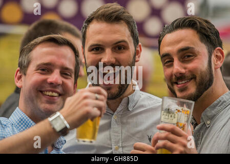 London, UK. 9. August 2016. Der Great British Beer Festival, organisiert von der Kampagne für Real Ale (CAMRA) bietet seinen Besuchern mehr als 900 real Ale, Apfelwein, Birnenmoste und internationalen Bieren bei Olympia. Bildnachweis: Guy Bell/Alamy Live-Nachrichten Stockfoto