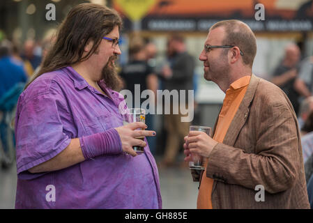 London, UK. 9. August 2016. Der Great British Beer Festival, organisiert von der Kampagne für Real Ale (CAMRA) bietet seinen Besuchern mehr als 900 real Ale, Apfelwein, Birnenmoste und internationalen Bieren bei Olympia. Bildnachweis: Guy Bell/Alamy Live-Nachrichten Stockfoto