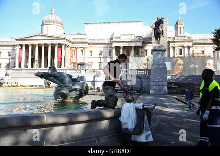 Trafalgar Square, London, UK. 9. August 2016. -Brunnen Wartung in Trafalgar Square Credit: Dinendra Haria/Alamy Live News Stockfoto