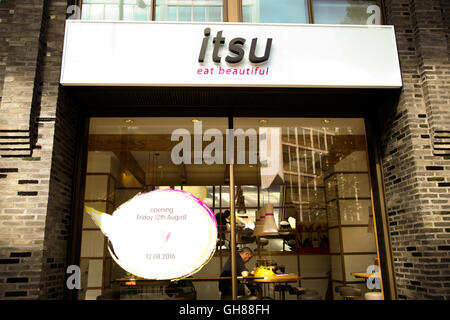 Victoria Street, London, UK. 9. August 2016. Arbeiter arbeiten im neuen Itsu Restaurant.  Neue Itsu-Restaurant im Bau an der Victoria Street, Eröffnung am 12. August 2016. Bildnachweis: Dinendra Haria/Alamy Live-Nachrichten Stockfoto