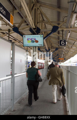 London, UK. 9. August 2016. Pendler gehen Sie unter eine Elektronikplatine an Wimbledon Station Werbung Team GB Medaillenspiegel bei den Rio 2016 Olympics Kredit: Amer Ghazzal/Alamy Live-Nachrichten Stockfoto