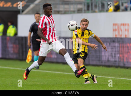 St. Gallen, Schweiz. 9. August 2016. Dortmunder Marcel Schmelzer (r) und Bilbaos Inaki Williams kämpfen um den Ball beim Freundschaftsspiel zwischen Borussia Dortmund und Athletic Bilbao in St. Gallen, Schweiz, 9. August 2016. Foto: GUIDO KIRCHNER/DPA/Alamy Live-Nachrichten Stockfoto