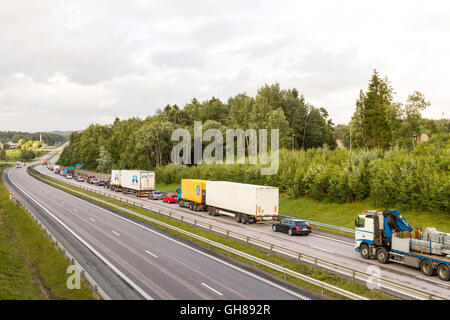 Schweden: Autobahn E20, Floda, Schweden, 9. Aug 2016. Autobahn E20 Unfall Ursachen weit verbreiteter Reisen Unterbrechungen und lange Staus. Model Release: Nein Property Release: Nein. Stockfoto