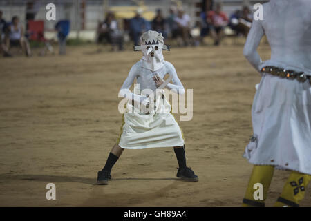 Anadarko, Oklahoma, USA. 8. November 2016. Ein junger Feuer Tänzer führt während der jährlichen American Indian-Expo in Anadarko, Oklahoma.The annual American Indian Expo präsentiert Kunst, Handwerk und Traditionen der 13 Ebenen Indianerstämme. Die Expo bietet der Chiricahua-Apachen, allgemein bekannt als Fort Sill Apache Fire Dancers. Sie führen '' Tanz von the Mountain Geist '', das zur Gooday Familie von Generationen von Vorfahren überliefert worden. Der Tanz soll fahren weg Krankheit und das Böse und gute Gesundheit und Glück zu bringen. © J Pat Carter/ZUMA Draht/Alamy Live-Nachrichten Stockfoto