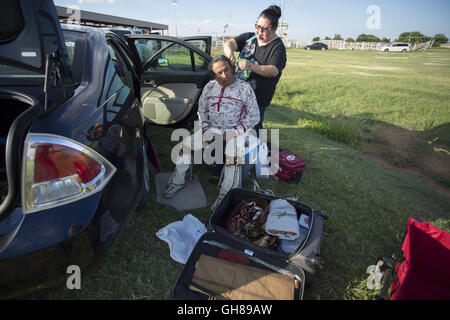 Anadarko, Oklahoma, USA. 8. November 2016. Eine indianische Phantasie Tänzerin bereitet für den Wettbewerb während der jährlichen American Indian-Expo in Anadarko, Oklahoma.The annual American Indian Expo präsentiert Kunst, Handwerk und Traditionen der 13 Ebenen Indianerstämme. Die Expo bietet der Chiricahua-Apachen, allgemein bekannt als Fort Sill Apache Fire Dancers. Sie führen '' Tanz von the Mountain Geist '', das zur Gooday Familie von Generationen von Vorfahren überliefert worden. Der Tanz soll fahren weg Krankheit und das Böse und gute Gesundheit und Glück zu bringen. (Kredit-Bild: © J Pat C Stockfoto