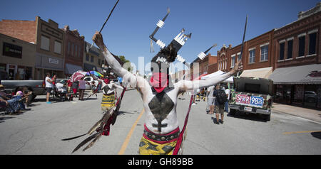 Anadarko, Oklahoma, USA. 8. November 2016. Ein Feuer Tänzer marschiert, während die jährliche Parade der American Indian Expo in Anadarko, Oklahoma.The annual American Indian Expo präsentiert Kunst, Handwerk und Traditionen der 13 Ebenen Indianerstämme. Die Expo bietet der Chiricahua-Apachen, allgemein bekannt als Fort Sill Apache Fire Dancers. Sie führen '' Tanz von the Mountain Geist '', das zur Gooday Familie von Generationen von Vorfahren überliefert worden. Der Tanz soll fahren weg Krankheit und das Böse und gute Gesundheit und Glück zu bringen. © J Pat Carter/ZUMA Draht/Alamy Live-Nachrichten Stockfoto