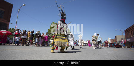 Anadarko, Oklahoma, USA. 8. November 2016. Ein Feuer Tänzer marschiert, während die jährliche Parade der American Indian Expo in Anadarko, Oklahoma.The annual American Indian Expo präsentiert Kunst, Handwerk und Traditionen der 13 Ebenen Indianerstämme. Die Expo bietet der Chiricahua-Apachen, allgemein bekannt als Fort Sill Apache Fire Dancers. Sie führen '' Tanz von the Mountain Geist '', das zur Gooday Familie von Generationen von Vorfahren überliefert worden. Der Tanz soll fahren weg Krankheit und das Böse und gute Gesundheit und Glück zu bringen. © J Pat Carter/ZUMA Draht/Alamy Live-Nachrichten Stockfoto