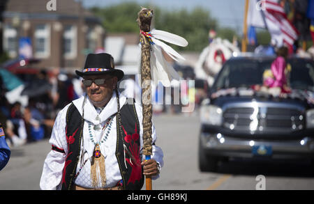 Anadarko, Oklahoma, USA. 8. November 2016. Gebürtige amerikanische Tänzerin marschiert, während die jährliche Parade der American Indian Expo in Anadarko, Oklahoma.The annual American Indian Expo präsentiert Kunst, Handwerk und Traditionen der 13 Ebenen Indianerstämme. Die Expo bietet der Chiricahua-Apachen, allgemein bekannt als Fort Sill Apache Fire Dancers. Sie führen '' Tanz von the Mountain Geist '', das zur Gooday Familie von Generationen von Vorfahren überliefert worden. Der Tanz soll fahren weg Krankheit und das Böse und gute Gesundheit und Glück zu bringen. (Kredit-Bild: © J Pat Carter über ZUMA W Stockfoto