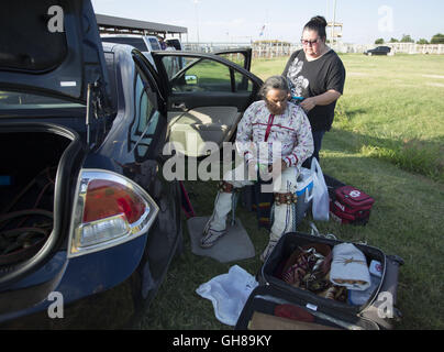 Anadarko, Oklahoma, USA. 8. November 2016. Eine ausgefallene Tänzerin bereitet für den Wettbewerb während der jährlichen American Indian-Expo in Anadarko, Oklahoma.The annual American Indian Expo präsentiert Kunst, Handwerk und Traditionen der 13 Ebenen Indianerstämme. Die Expo bietet der Chiricahua-Apachen, allgemein bekannt als Fort Sill Apache Fire Dancers. Sie führen '' Tanz von the Mountain Geist '', das zur Gooday Familie von Generationen von Vorfahren überliefert worden. Der Tanz soll fahren weg Krankheit und das Böse und gute Gesundheit und Glück zu bringen. (Kredit-Bild: © J Pat Carter über ZUMA W Stockfoto