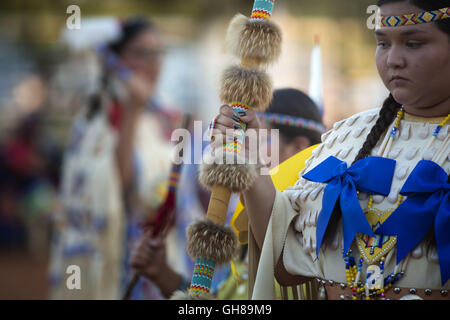 Anadarko, Oklahoma, USA. 8. November 2016. Eine Frau tanzt, hält einen Speer während der jährlichen American Indian-Expo in Anadarko, Oklahoma.The annual American Indian Expo präsentiert Kunst, Handwerk und Traditionen der 13 Ebenen Indianerstämme. Die Expo bietet der Chiricahua-Apachen, allgemein bekannt als Fort Sill Apache Fire Dancers. Sie führen '' Tanz von the Mountain Geist '', das zur Gooday Familie von Generationen von Vorfahren überliefert worden. Der Tanz soll fahren weg Krankheit und das Böse und gute Gesundheit und Glück zu bringen. © J Pat Carter/ZUMA Draht/Alamy Live-Nachrichten Stockfoto