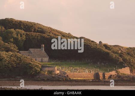 St.-Peters-Kapelle, Heysham, Lancashire, 8. August 2016. UK-Wetter: St Peters Chael Heysham, Badenden in den späten Abend Sonnenlicht Credit: David Billinge/Alamy Live News Stockfoto