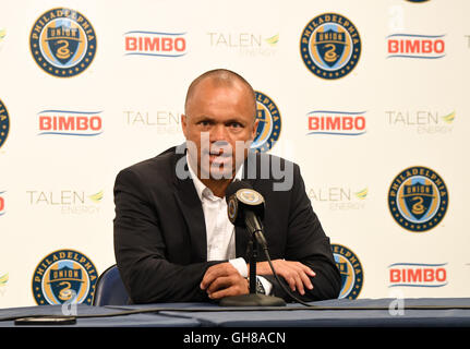 Chester, Pennsylvania, USA. 9. August 2016. ERNIE STEWART, Sportdirektor für Philadelphia Union bei der Einführung neuen Spielers der Union, Alejandro Bedoya Credit Presser: Ricky Fitchett/ZUMA Draht/Alamy Live News Stockfoto