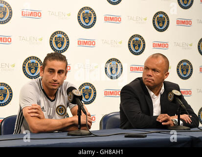 Chester, Pennsylvania, USA. 9. August 2016. ERNIE STEWART, Sportdirektor für Philadelphia Union bei der Einführung neuen Spielers der Union, ALEJANDRO BEDOYA Credit Presser: Ricky Fitchett/ZUMA Draht/Alamy Live News Stockfoto