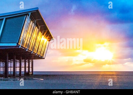 Southport Pier, Merseyside, England. 9. August 2016. Nach einem Tag voller Starkregen Starkregen und stürmischen Wind durchbricht die Sonne schließlich die stürmischen Wolken über dem Nordwesten Englands.  Das ungewöhnliche Wetter und kühlere Temperaturen hat ferngehalten Badeort Southport einige Touristen.  Bildnachweis: Cernan Elias/Alamy Live-Nachrichten Stockfoto