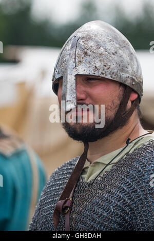 Viking-Männchen mit Helm und Kettenhemd Rüstung Stockfoto