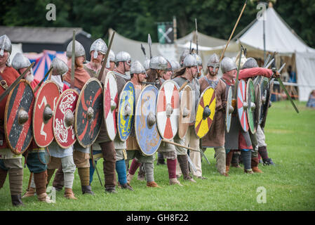 Wikinger Reenactment der Schlacht. Schildmauer Stockfoto