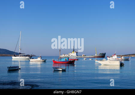 Boote in den Hafen von Ano Koufonisi Insel, Kykladen, Griechenland Stockfoto