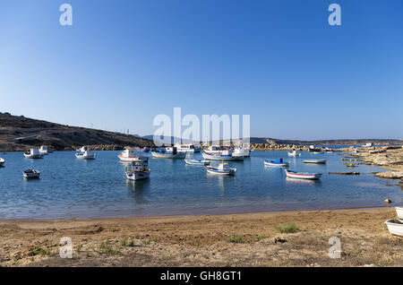 Boote in einer kleinen Bucht in Ano Koufonisi Insel, Kykladen, Griechenland Stockfoto