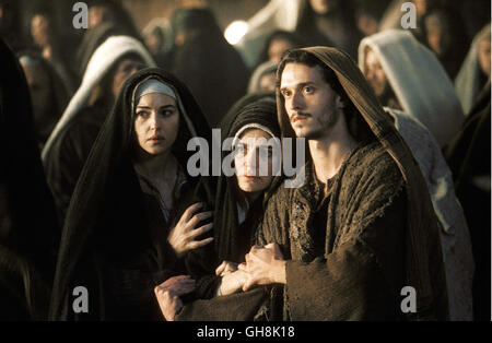 PASSION CHRISTI sterben / The Passion of Christ ITA/USA 2003 / Mel Gibson Maria Magdalena (MONICA BELLUCCI), Maria (MAIA MORGENSTERN) Und Johannes (HRISTO JIVKOV) Regie: Mel Gibson aka. Die Passion Christi Stockfoto