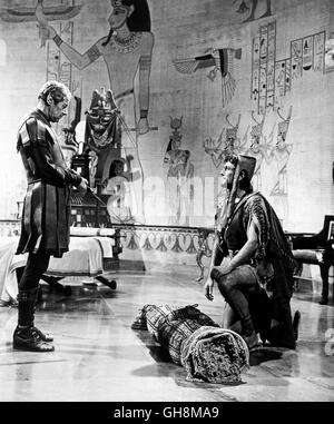 CLEOPATRA / Cleopatra USA 1963 / Joseph L. Mankiewicz REX HARRISON (Julius Cäsar), HUME CROYNE (Sosigenes) Regie: Mankiewicz aka. Cleopatra Stockfoto