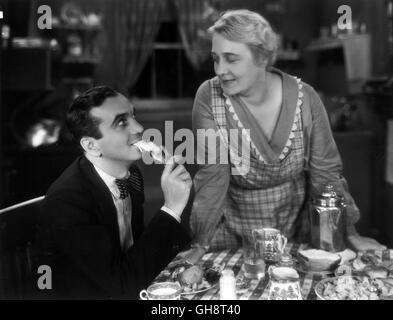 Mama / Mammy USA 1930 / Michael Curtiz Szene in der Küche: Al Fuller (AL JOLSON) Verspeist Ein Hühnchen Und Mutter (LOUISE DRESSER) Schaut Zu. Regie: Michael Curtiz aka. Mammy Stockfoto