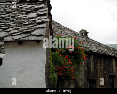 Diagonale Stein Dach Fliesen und weiße Wand von Gebäuden zeigen typische Volksarchitektur von Mostar Bosnien-Herzegowina & Stockfoto