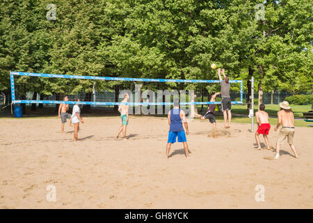 Sommer in Montreal, Kanada - Leute haben Spaß Volleyball in Lafontaine Park spielen. Stockfoto