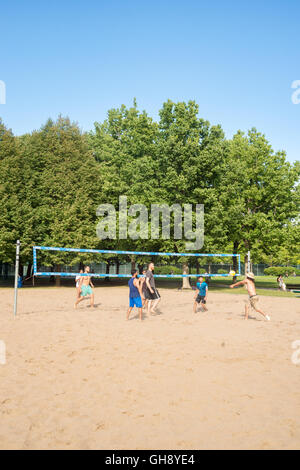 Sommer in Montreal, Kanada - Leute haben Spaß Volleyball in Lafontaine Park spielen. Stockfoto