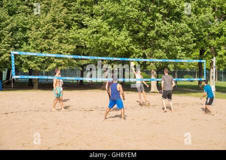 Sommer in Montreal, Kanada - Leute haben Spaß Volleyball in Lafontaine Park spielen. Stockfoto