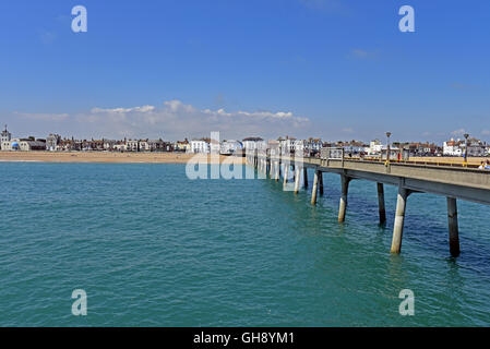 Der Kiesstrand am Deal am Ärmelkanal, in Kent, wie von der Seebrücke entfernt, an einem schönen britischen Sommertag zu sehen. Stockfoto