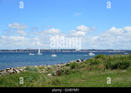Helsingør, Dänemark - 19. Juli 2016: Schöne Seelandschaft mit Segelyacht in Helsingor Stockfoto