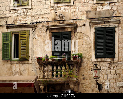 grüne Fensterläden Windows alte Steingebäude mit Balkon in Narodni Trg Platz aka Pjaca Split Kroatien Stockfoto