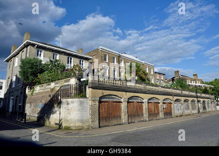 St. Helena Terrace, aufgeführten Zeitraum Häuser mit Bootshäuser unterhalb Richmond Riverside Surrey England Großbritannien UK Stockfoto