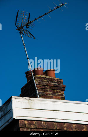 Inländische TV Antenne am Haus Schornstein. Stockfoto