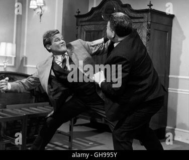 DER heilige / russische Gefangene USA 1962-1969 / John Ainsworth, Robert Asher Simon Templar/The Saint (ROGER MOORE) Prügelt Sich Mit Kirill (GODREY QUIGLEY) Regie: John Ainsworth, Robert Asher aka. Russische Gefangene Stockfoto