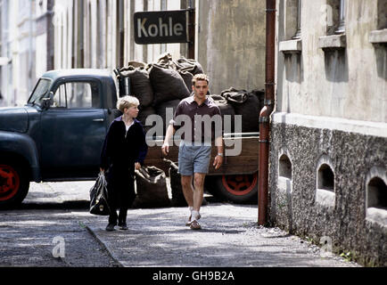 DAS WUNDER VON BERN / Das Wunder von Bern Deutschland 2003 / Söhnke Wortmann Matthias Lubanski (LOUIS KLAMROTH) Trägt die Tasche von Helmut Rahn (SASCHA GÖPEL). Regie: S Hnke Wortmann aka. Das Wunder von Bern Stockfoto