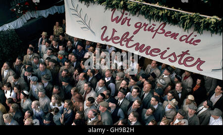 DAS WUNDER VON BERN / Das Wunder von Bern Deutschland 2003 / Söhnke Wortmann Gruppenfoto: "Wir Grüßen Die Weltmeister" Regie: S Hnke Wortmann aka. Das Wunder von Bern Stockfoto