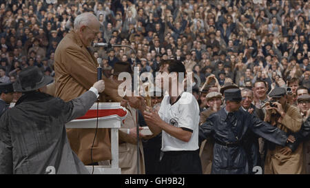 DAS WUNDER VON BERN / Das Wunder von Bern Deutschland 2003 / Söhnke Wortmann Szene: Fritz Walter (KNUT HARTWIG) Bei der Pokal-Übergabe. Regie: S Hnke Wortmann aka. Das Wunder von Bern Stockfoto