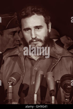 Kommunistischen Staatschef Fidel Castro Ankunft am National Airport in Washington, D.C. aus Havanna, Kuba am 15. April 1959, nur vier Monate nach einer erfolgreichen Revolution in Kuba führt. Foto von Warren K. Leffler. Stockfoto