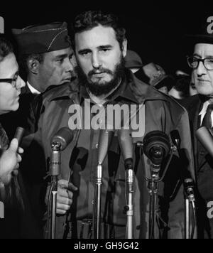 Kommunistischen Staatschef Fidel Castro Ankunft am National Airport in Washington, D.C. aus Havanna, Kuba am 15. April 1959, nur vier Monate nach einer erfolgreichen Revolution in Kuba führt. Foto von Warren K. Leffler. Stockfoto