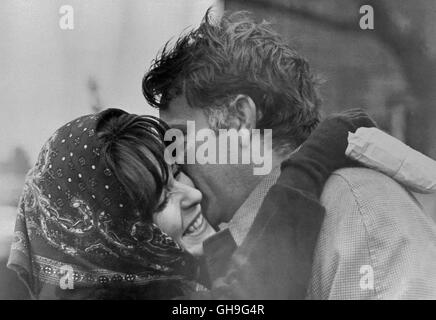 CLAIRE BLOOM (Nan Perry), RICHARD BURTON (Alec Leamas) Film, Fernsehen, Spionagefilm, 60er, Paar, Kuss-Regie: Martin Ritt aka. Der Spion, der aus der Kälte kam Stockfoto