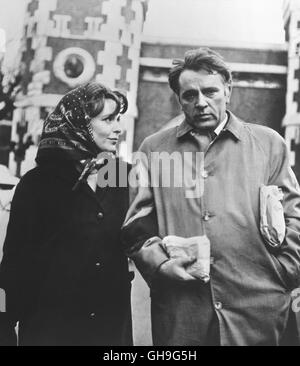 CLAIRE BLOOM (Nan Perry), RICHARD BURTON (Alec Leamas) Film, Fernsehen, Spionagefilm, 60er Regie: Martin Ritt aka. Der Spion, der aus der Kälte kam Stockfoto