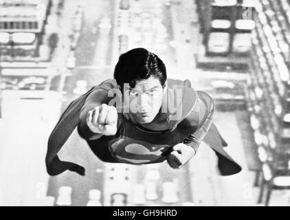 SUPERMAN Superman GB 1978 Richard Donner CHRISTOPHER REEVE als Fliegender Superman Film, Fernsehen, 70er Actionfilm, Science Fiction, Regie: Richard Donner aka. Superman Stockfoto