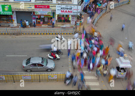 Menschen beim Überqueren der Straße in Indien. Eine Luftaufnahme. Stadt Mysore, Karnataka Stockfoto
