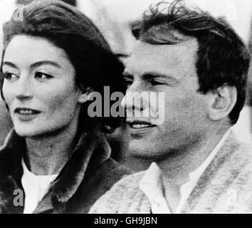 EIN MANN UND EINE FRAU Un Homme et Une Femme Frankreich 1966 s. Uytterhoeven Anne Gauthier (ANOUK Aimée) und Jean-Louis Duroc (JEAN-LOUIS TRINTIGNANT) Film, Fernsehen, Drama, Liebesfilm, 60er, Paar Regie: P. Uytterhoeven aka. Un Homme et Une Femme Stockfoto