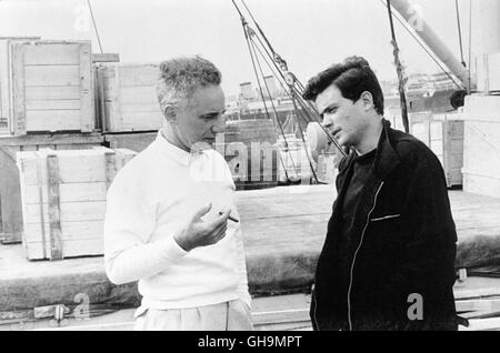 ELIA KAZAN Regisseur ELIA KAZAN links () sind der Dreharbeiten Zu "Splendor in the Grass", 1961. Stockfoto