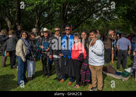 Freunde und Familie, Graduierung Zeremonie, Sonoma State University, Stadt, Rohnert Park, Sonoma County, California, Vereinigte Staaten von Amerika Stockfoto