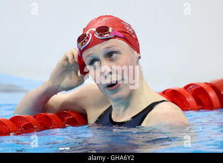 Großbritanniens Hannah Miley nach dem Wettkampf in der 200-Meter-Lagenschwimmen im Olympiastadion Aquatics am dritten Tag der Olympischen Spiele in Rio, Brasilien. Stockfoto