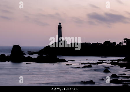 Rosa Himmel und Seascape Silhouetten. Pigeon Point Lighthouse, Pescadero, Kalifornien, USA Stockfoto